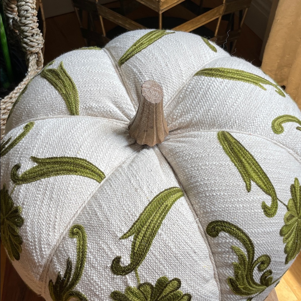 πBeautifully Crafted Embroidered Green and Cream Decorative Pumpkin-large - Picture 10 of 13
